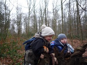 zwei Kinder im Wald
